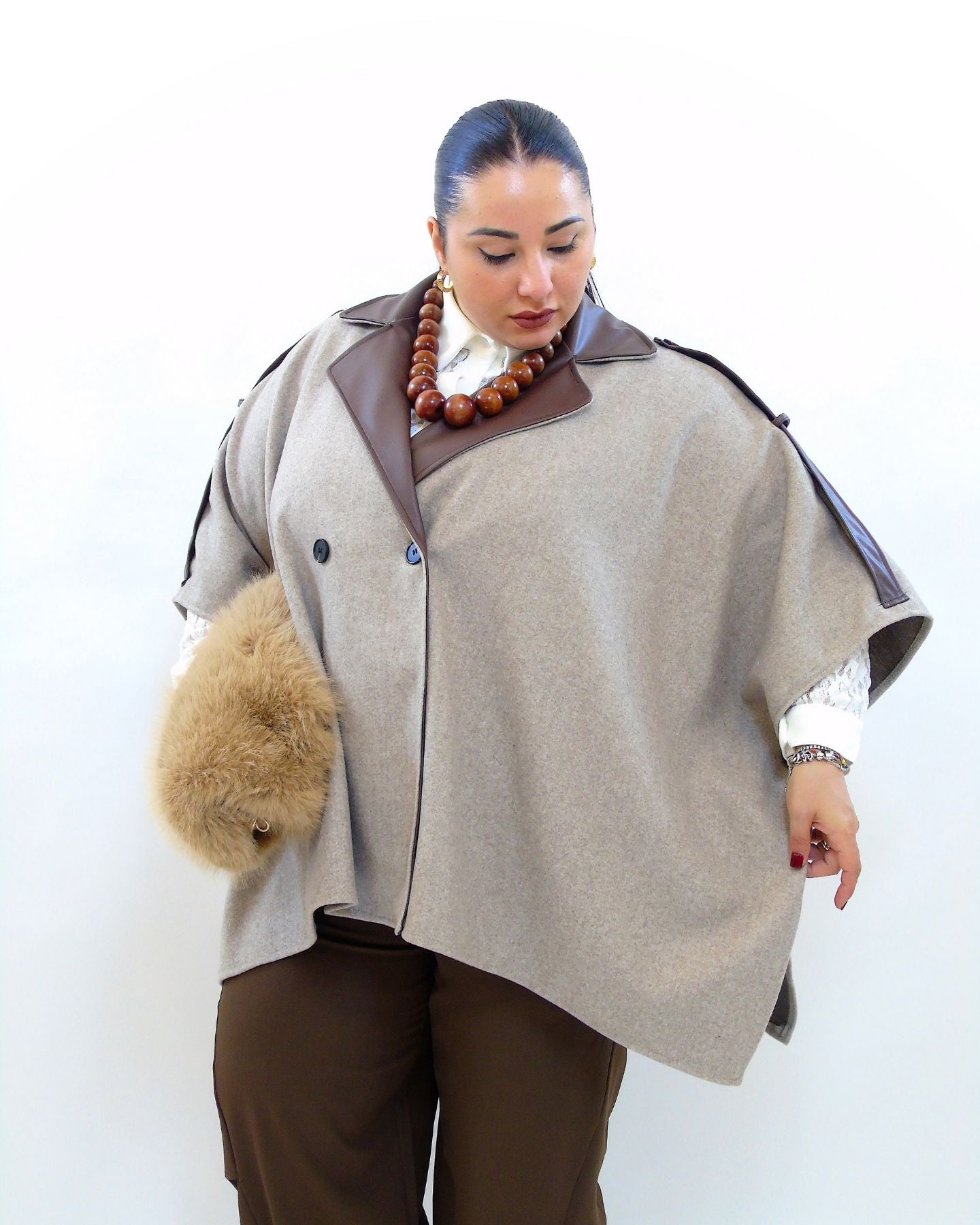 poncho con dettagli in pelle 86599