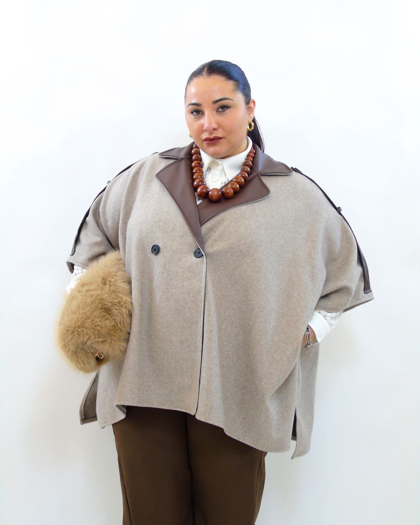 poncho con dettagli in pelle 86599