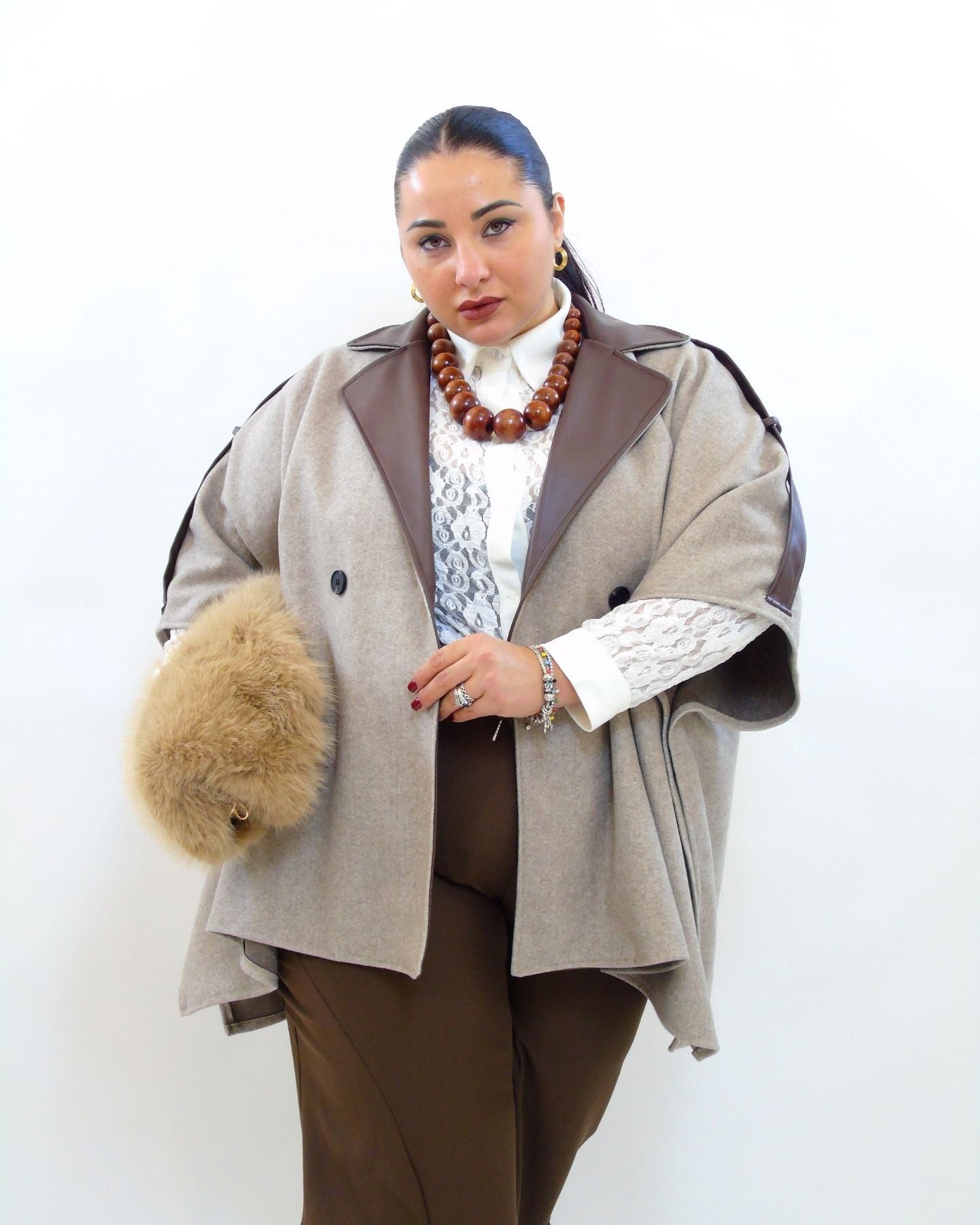 poncho con dettagli in pelle 86599