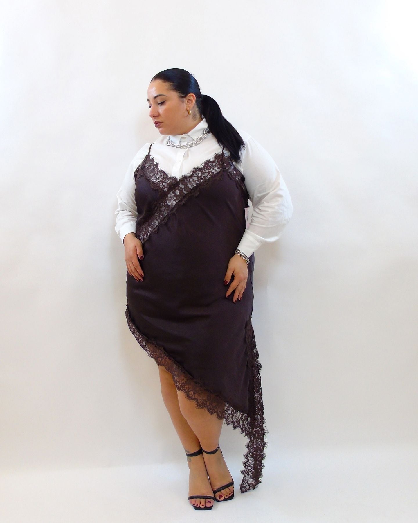 Abito satin e pizzo asimmetrico 7951