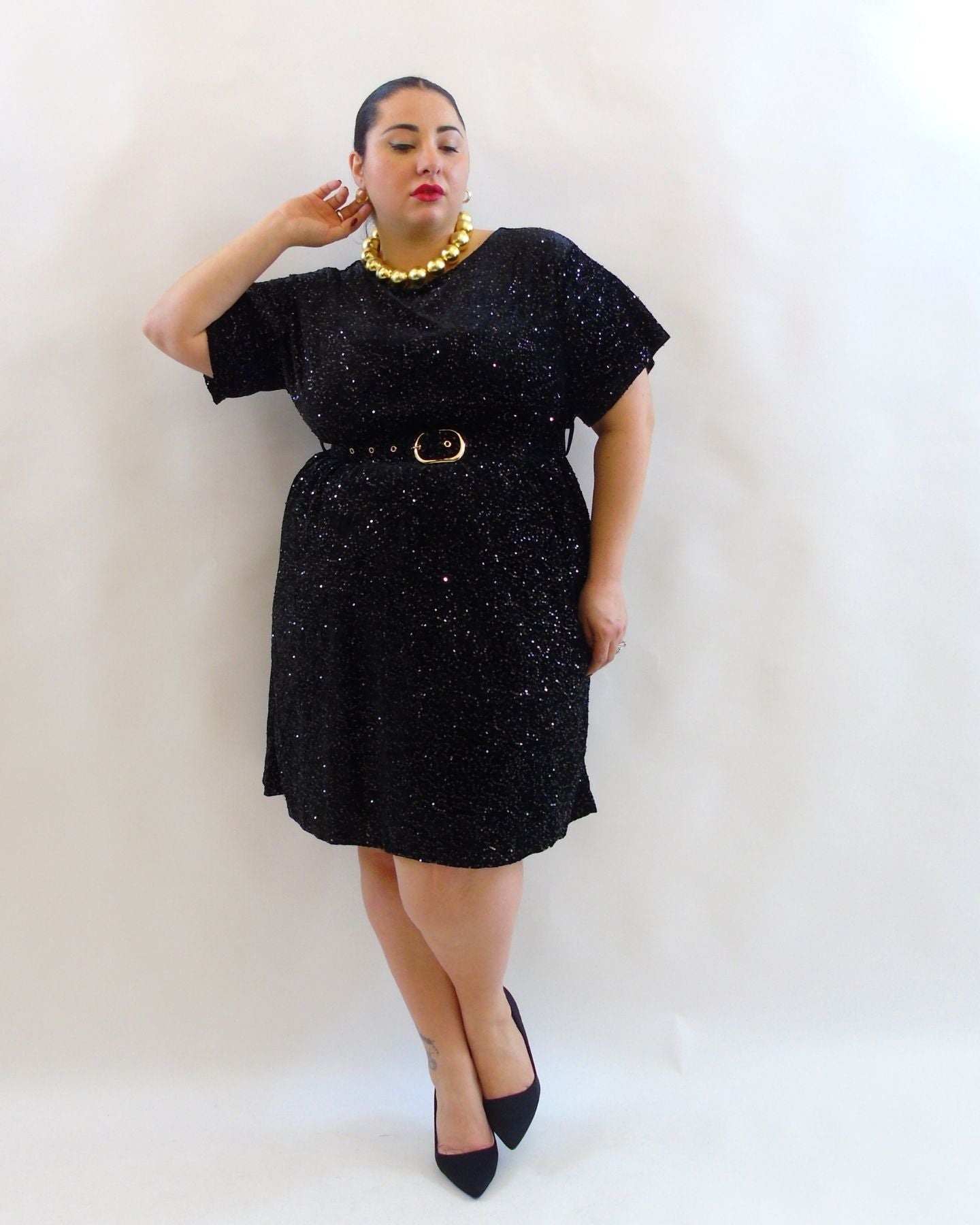 Abito in paillettes con cintura 120421