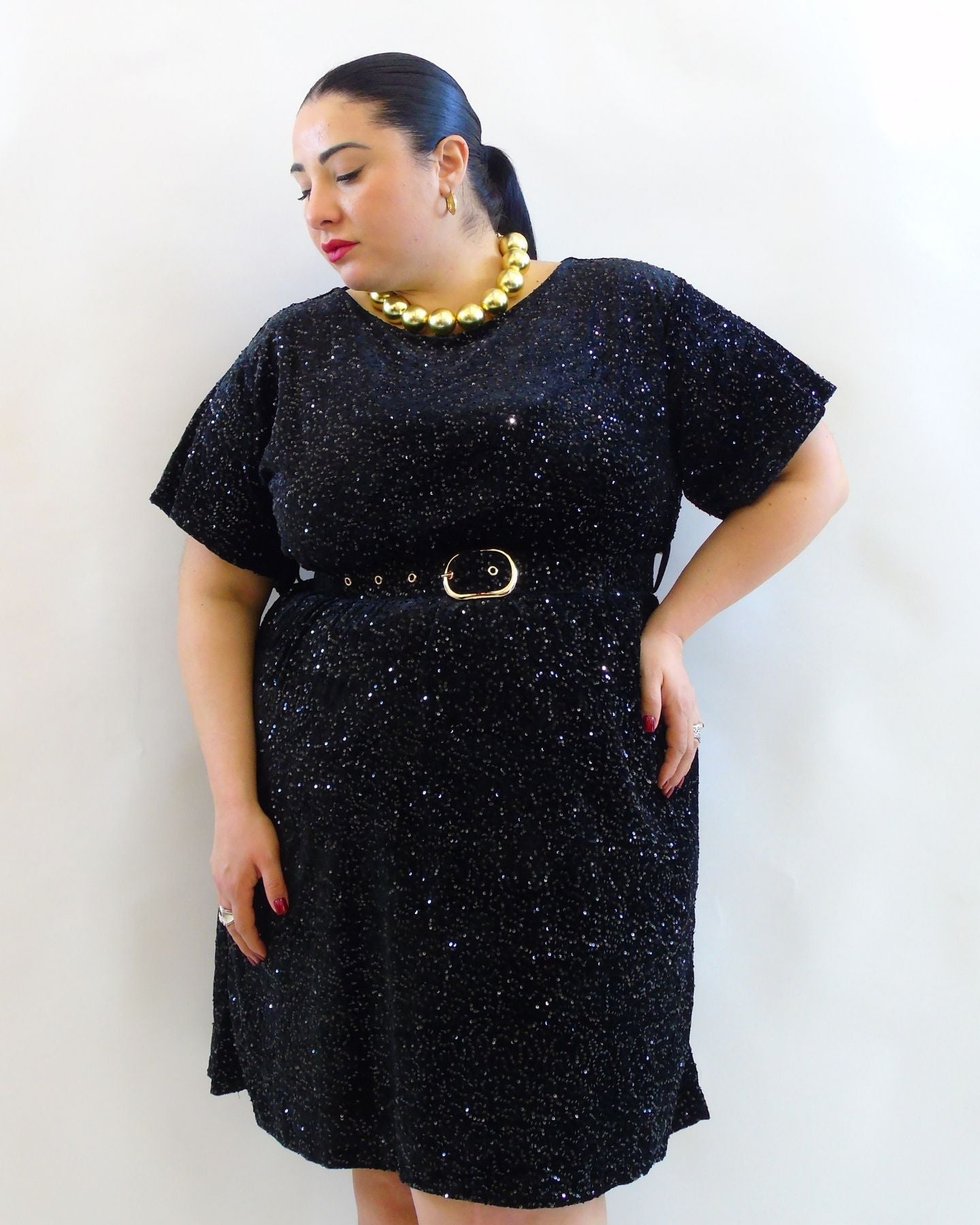 Abito in paillettes con cintura 120421