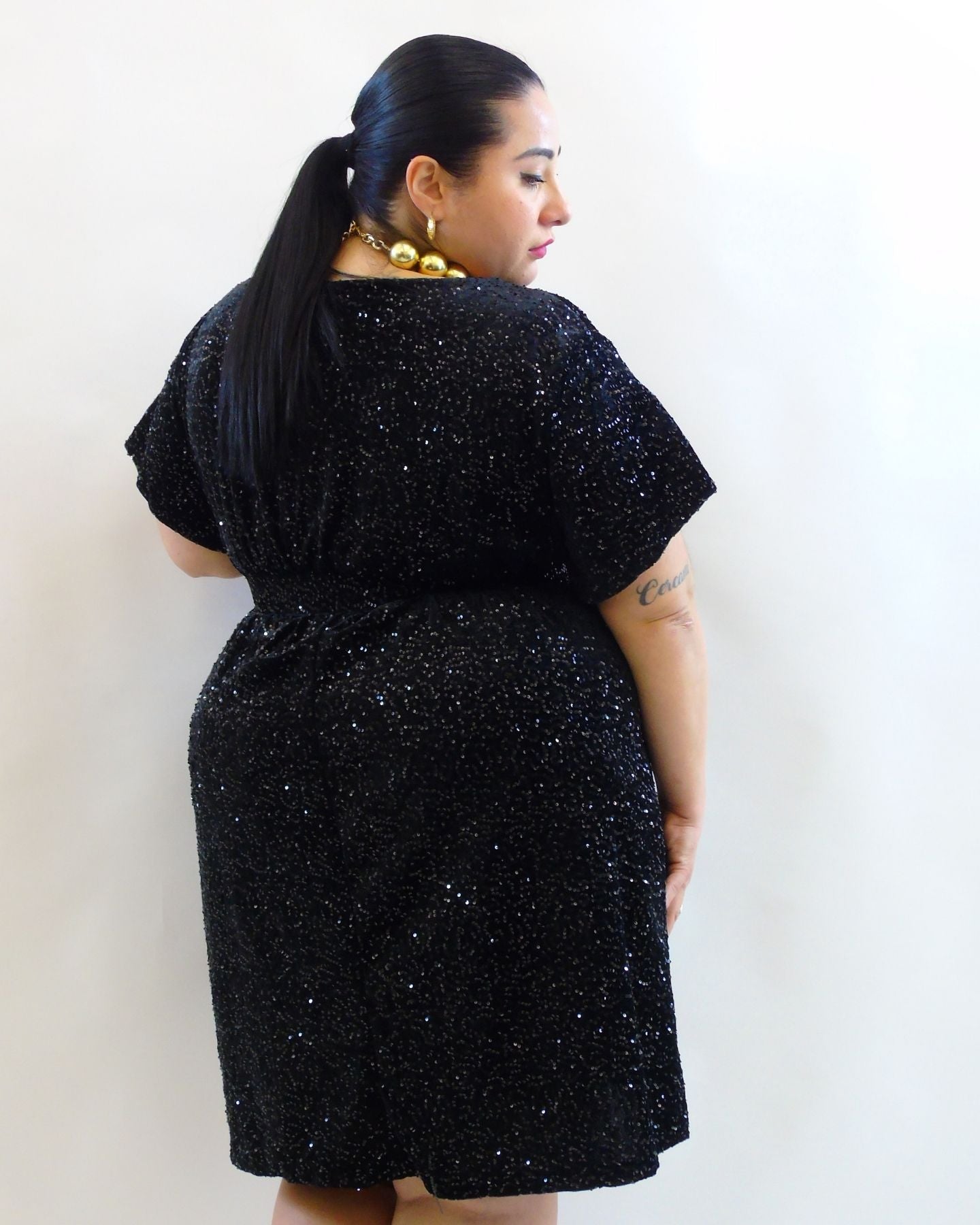 Abito in paillettes con cintura 120421