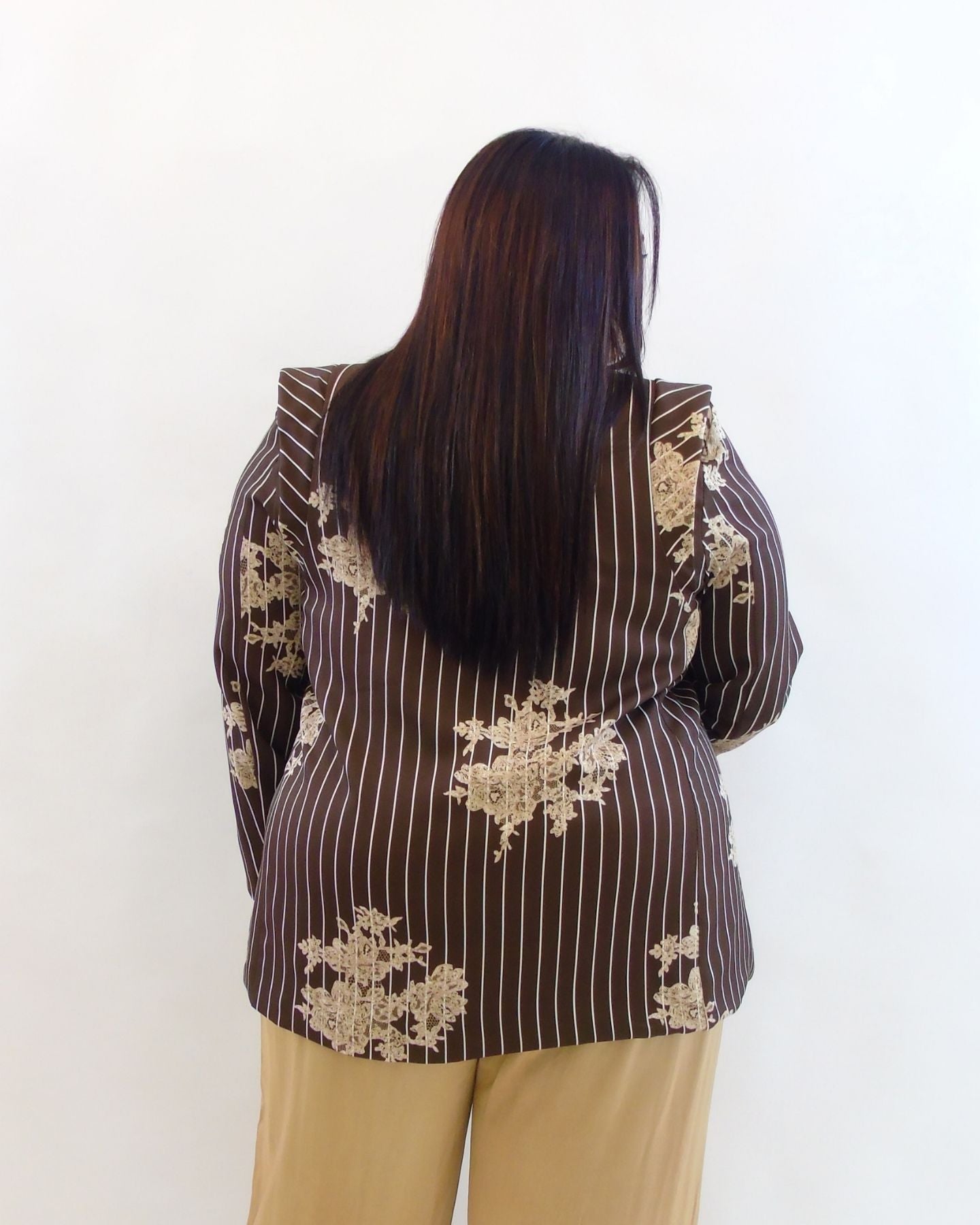 Giacca gessata e fiori 250077